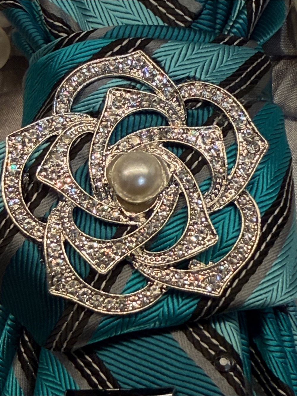 Turquoise Striped Women’s Statement Tie Necklace with Pearls & Decorative Brooch - Picture 4 of 6